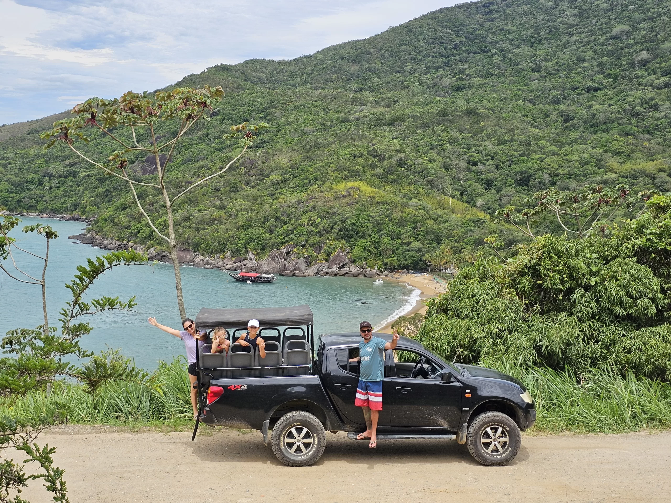 Viajantes em cachoeira durante roteiro de ecoturismo em Ilhabela
