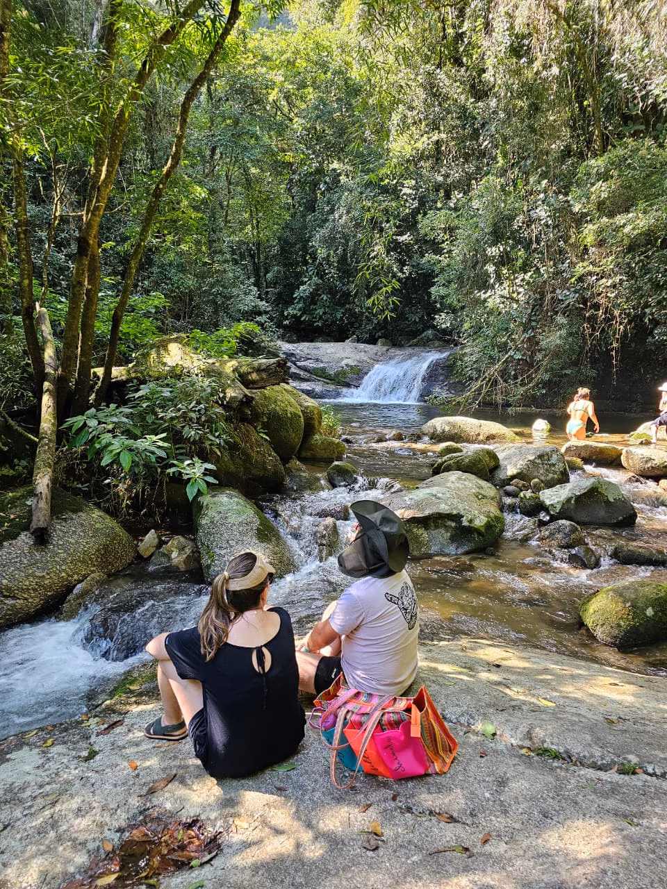 Cachoeira durante passeio Castelhanos 4x4